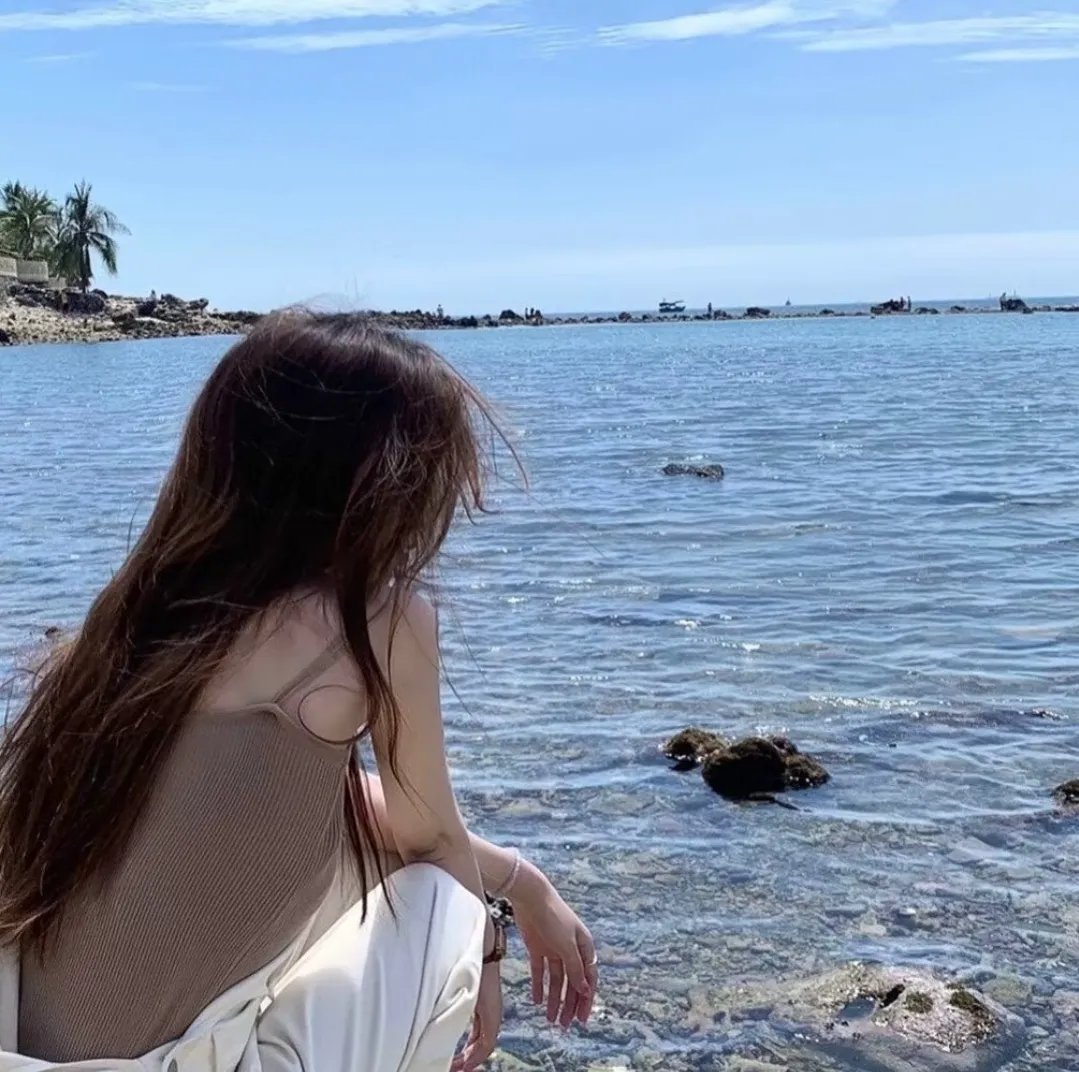 照片里的伴娘